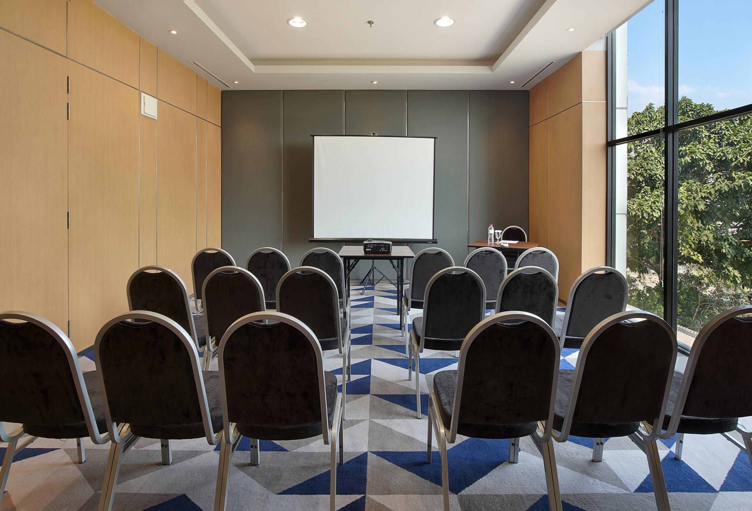 Swiss-Belinn Simatupang Джакарта Экстерьер фото
