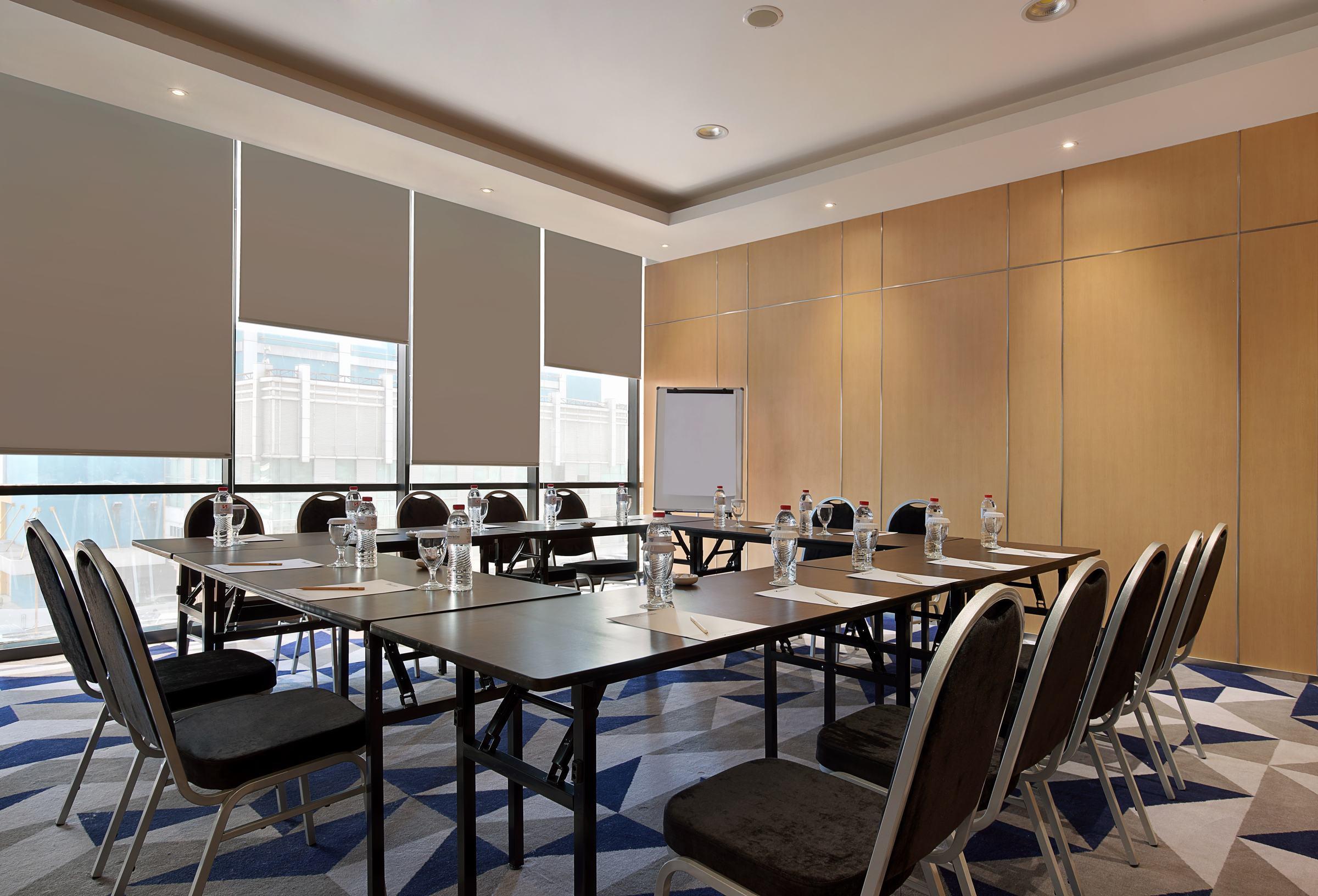 Swiss-Belinn Simatupang Джакарта Экстерьер фото